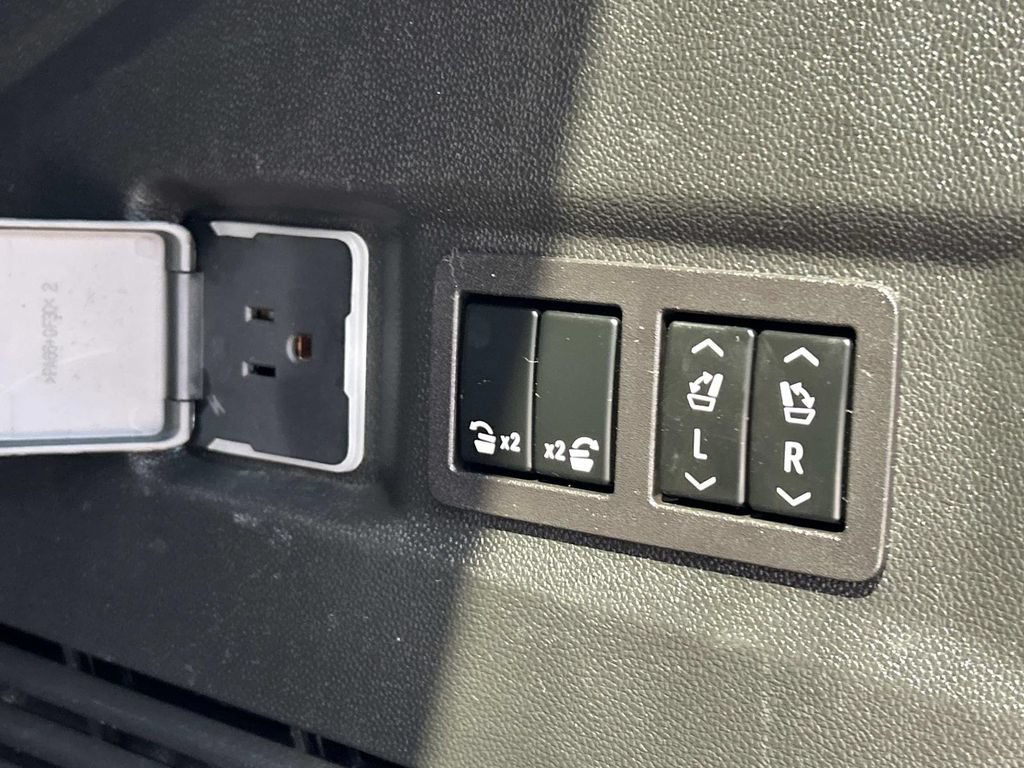 Used 2023 Chevrolet Tahoe Premier AWD/4WD image 13