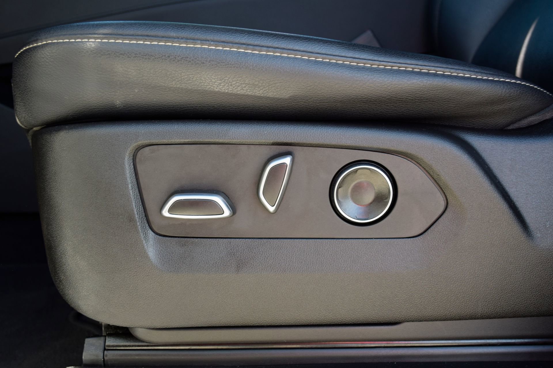 Used 2023 Cadillac Escalade Luxury image 16