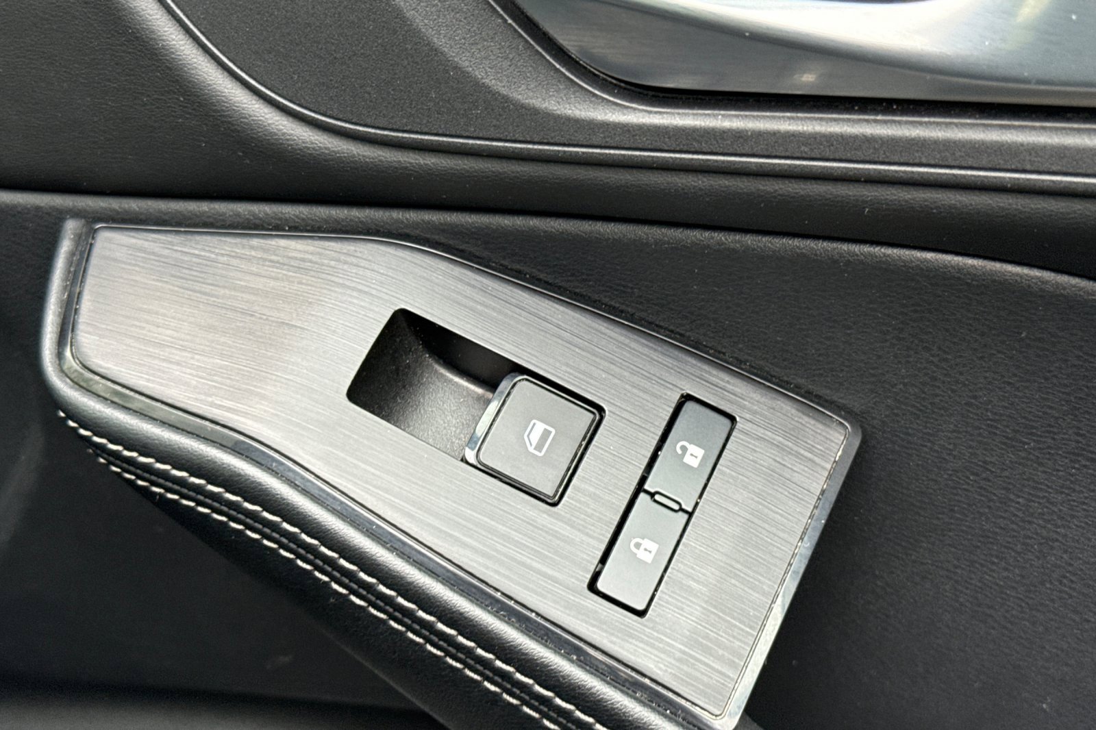 Used 2024 Nissan Rogue SV image 22