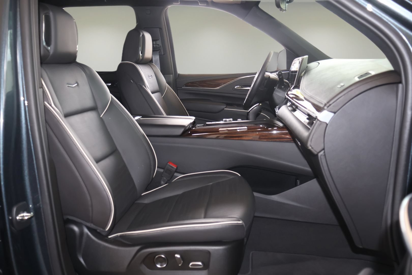 Used 2021 Cadillac Escalade Premium Luxury RWD image 18