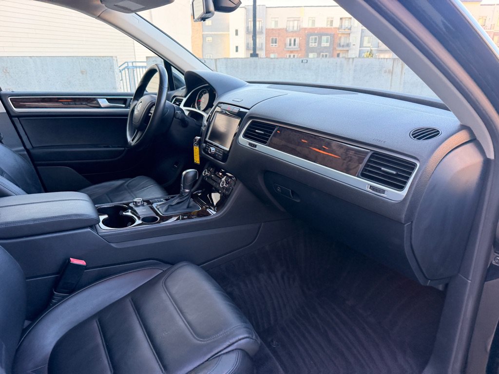 Used 2013 Volkswagen Touareg TDI AWD/4WD image 19