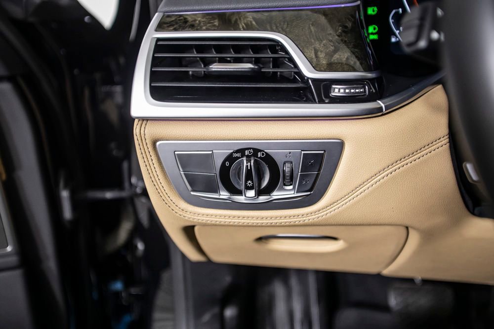 Used 2022 BMW 740i xDrive w/ Premium Package image 39