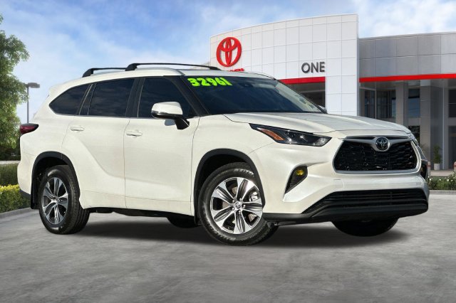 Used 2023 Toyota Highlander XLE FWD image 2