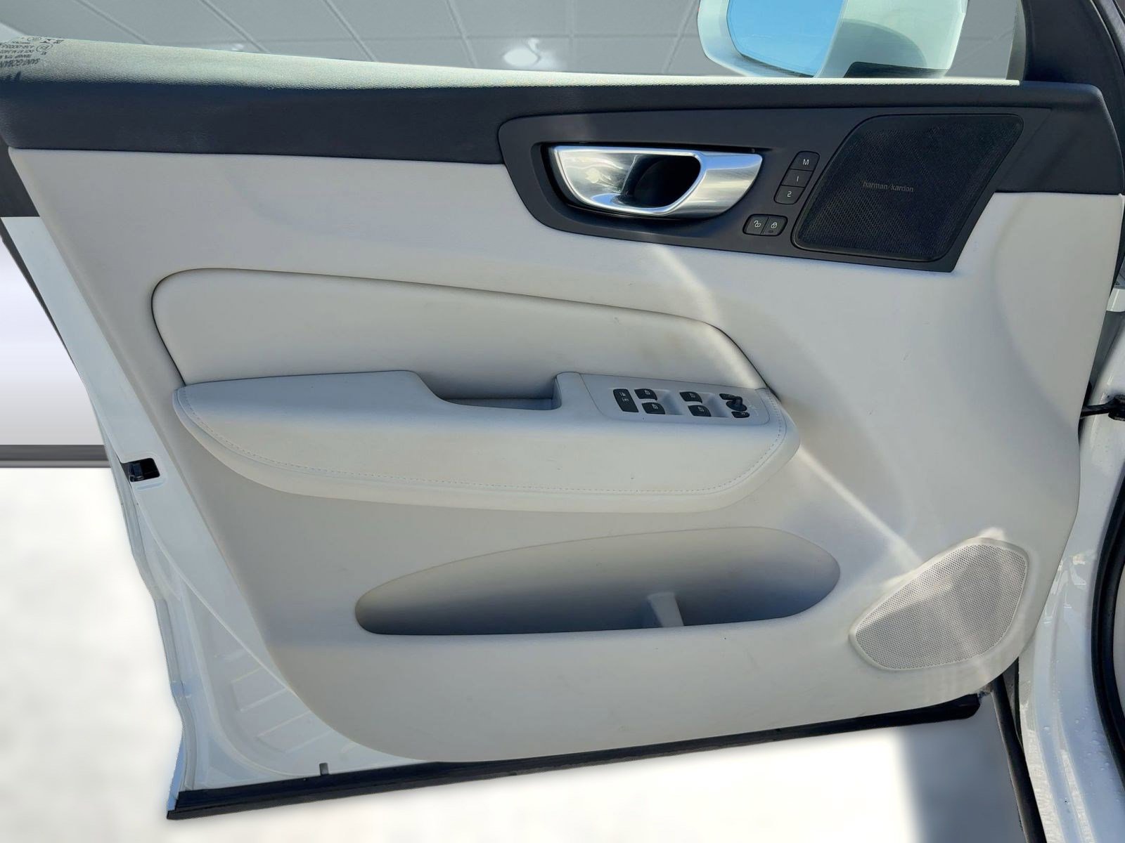 Certified 2023 Volvo XC60 T8 Ultimate w/ Climate Package image 5