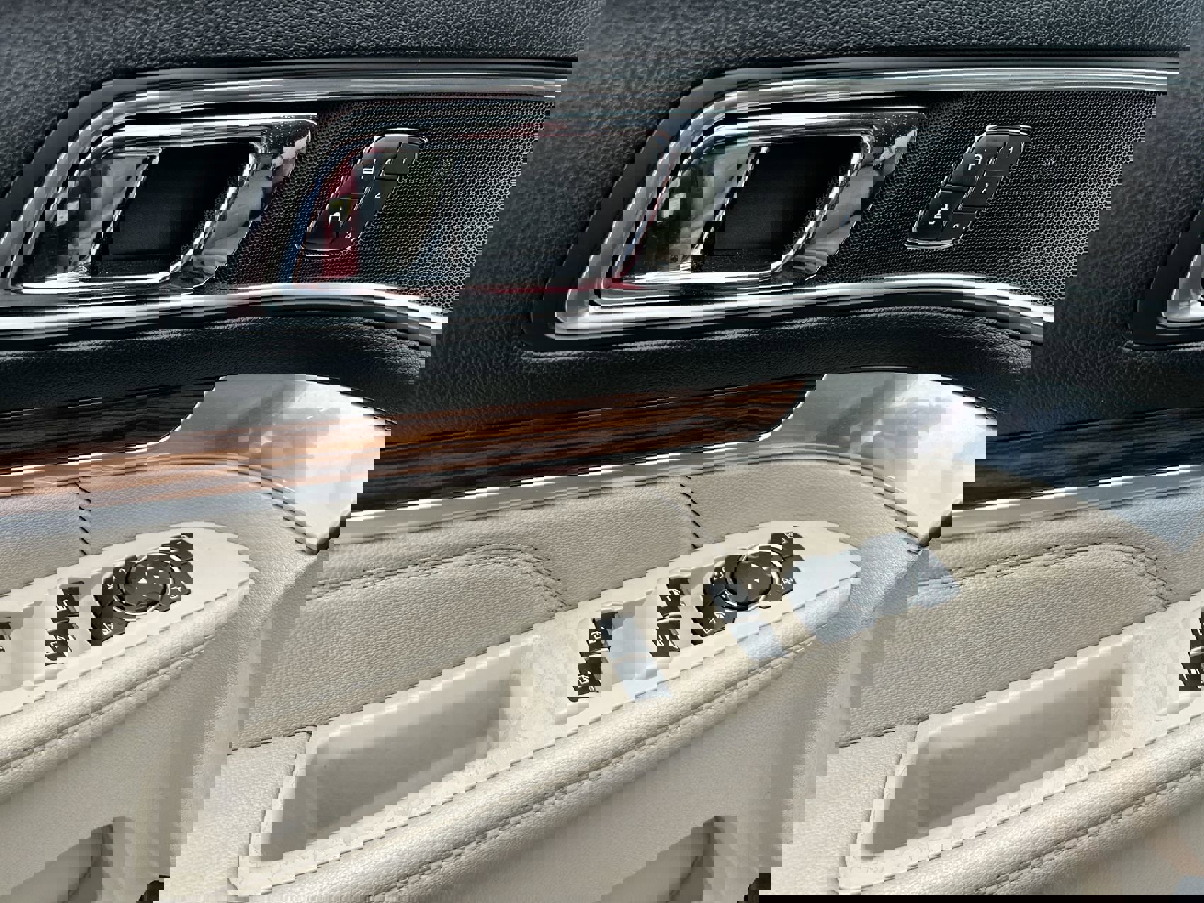 Used 2019 Ford Explorer Limited w/ Ford Safe & Smart Package image 13