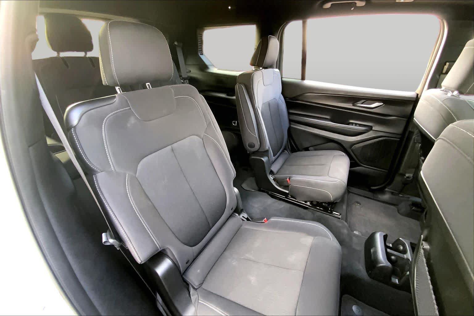 Used 2025 Jeep Grand Cherokee L Laredo RWD image 20