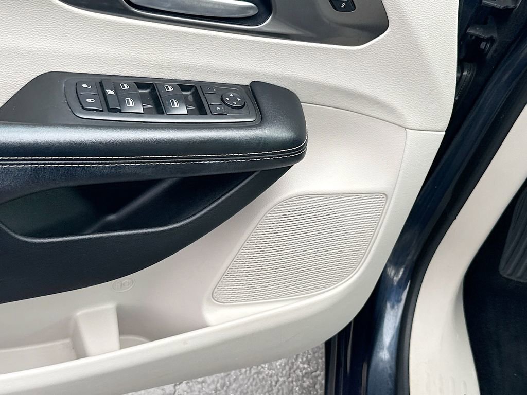 Used 2020 Chrysler Pacifica Touring-L w/ Advanced Safetytec Group image 20