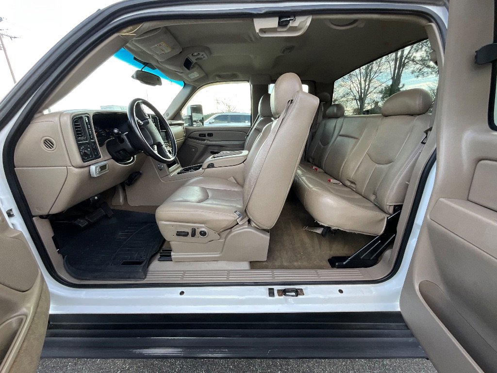 Used 2005 GMC Sierra 2500 SLT w/ Heavy-Duty Power Package image 12