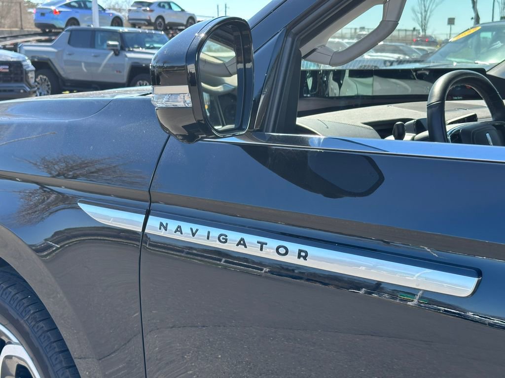 Used 2025 Lincoln Navigator Reserve AWD/4WD image 15