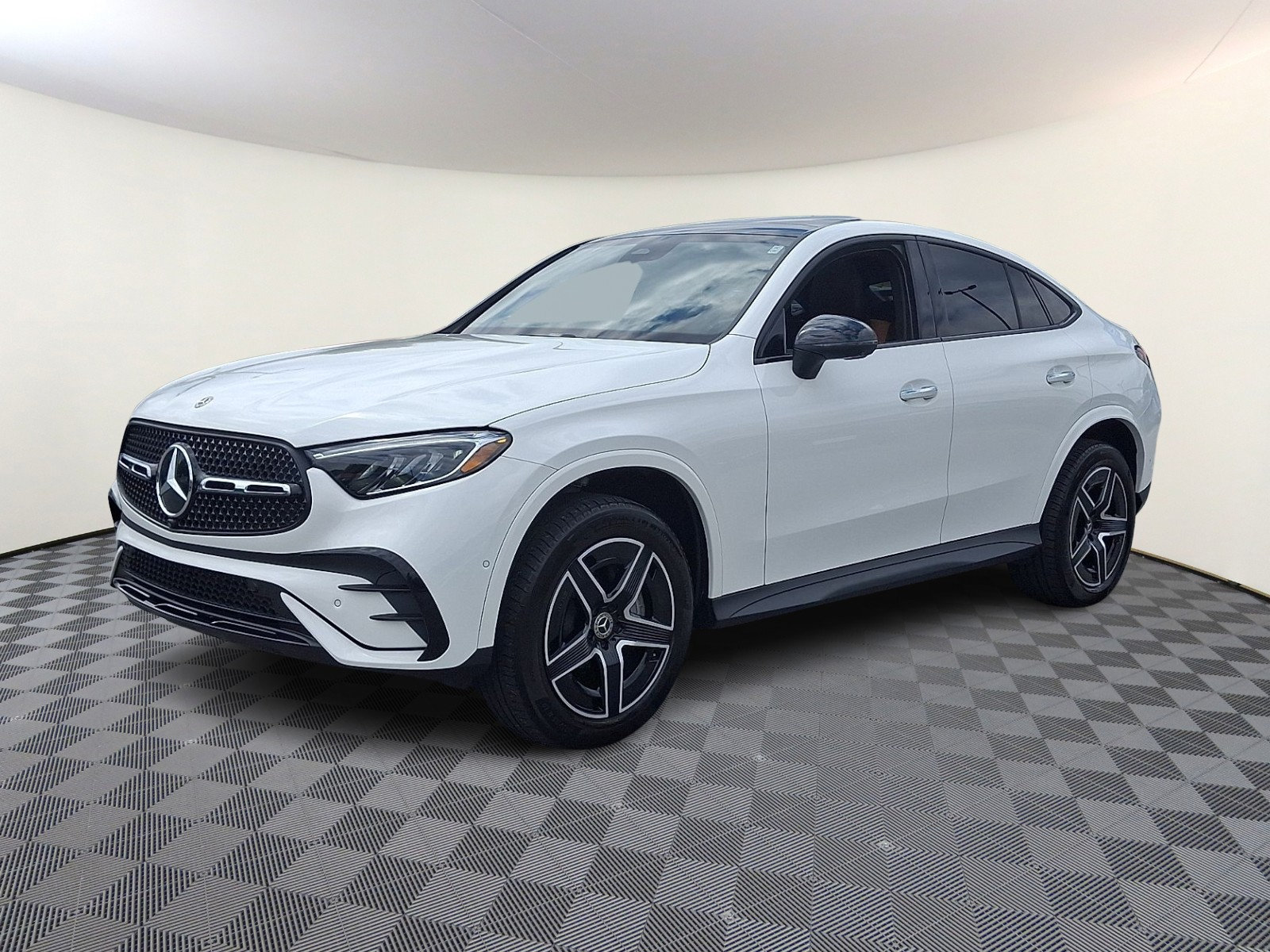 Used 2024 Mercedes-Benz GLC 300 4MATIC image 3