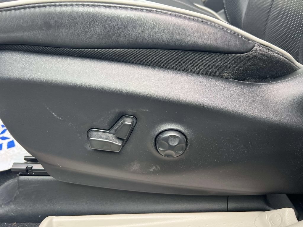 Used 2023 Chrysler Pacifica Limited FWD image 21