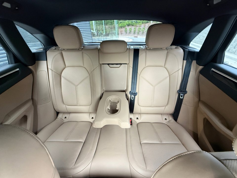 Certified 2025 Porsche Macan image 24