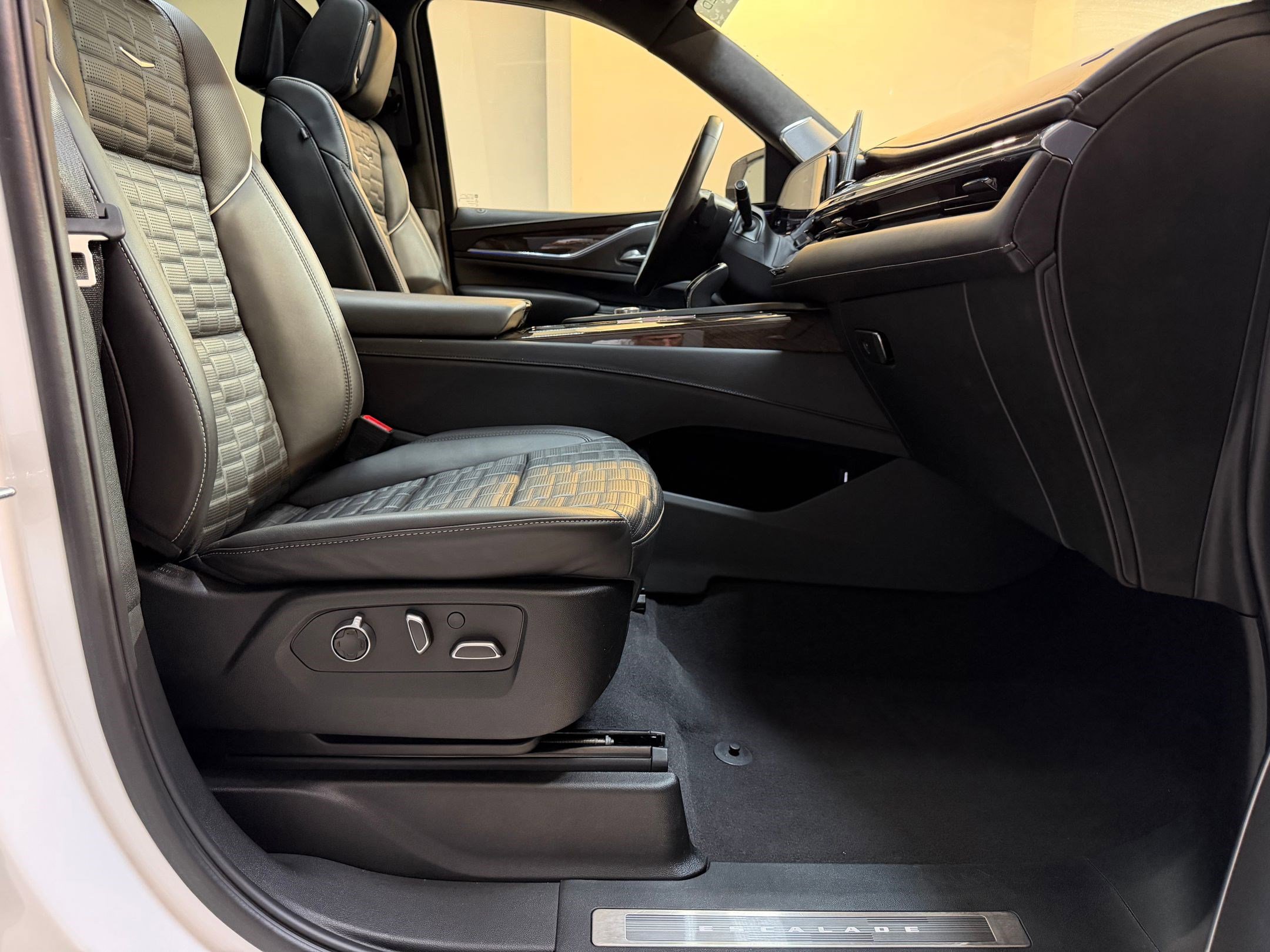 Certified 2024 Cadillac Escalade Sport Platinum w/ LPO, ONYX Package image 60