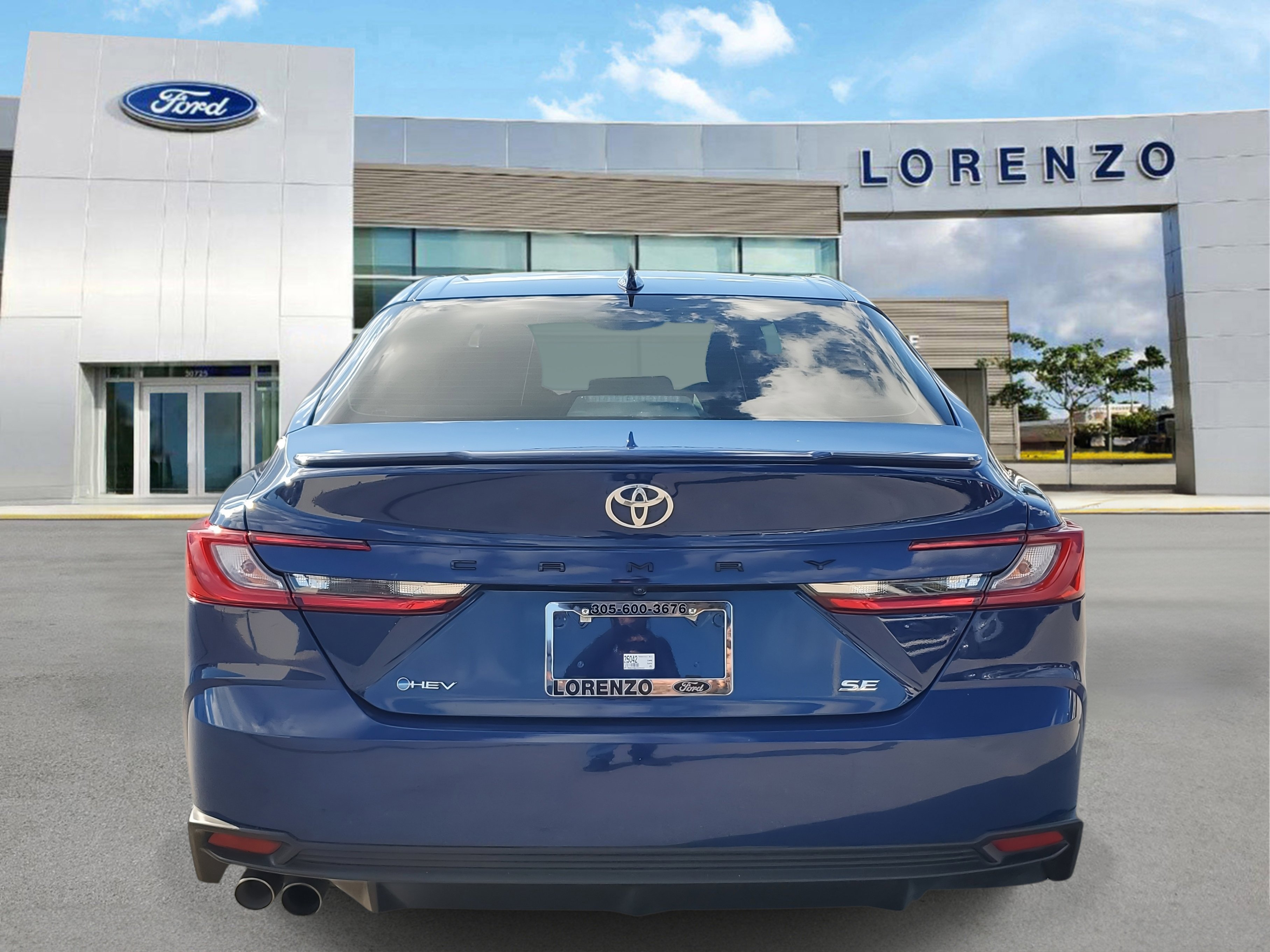Used 2025 Toyota Camry SE image 6