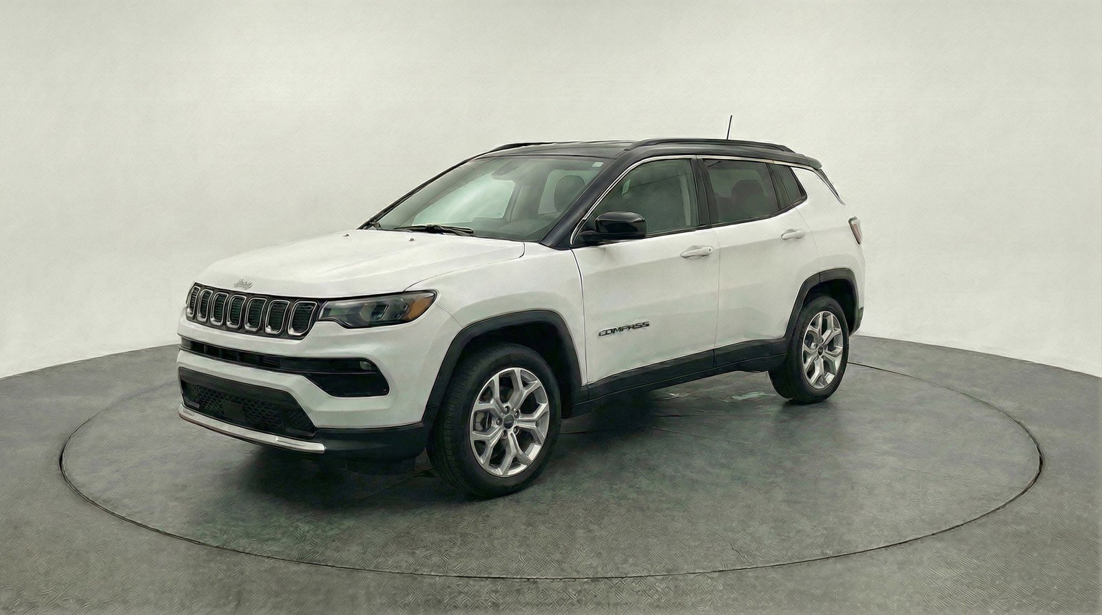 Used 2025 Jeep Compass Latitude AWD/4WD image 3