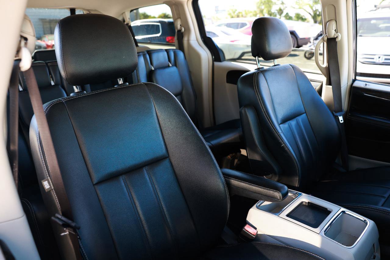 Used 2014 Chrysler Town & Country Touring FWD image 16