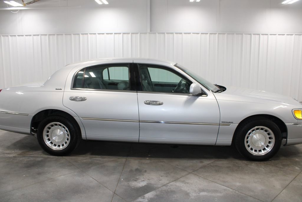 Used 2002 Lincoln Town Car Executive image 11