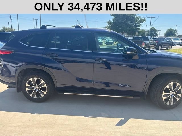 Used 2022 Toyota Highlander XLE FWD image 2