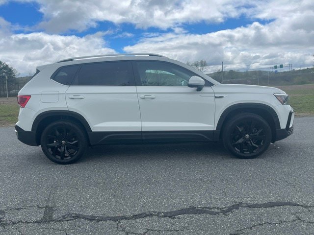 Used 2023 Volkswagen Taos SE w/ Panoramic Sunroof Package AWD/4WD image 5