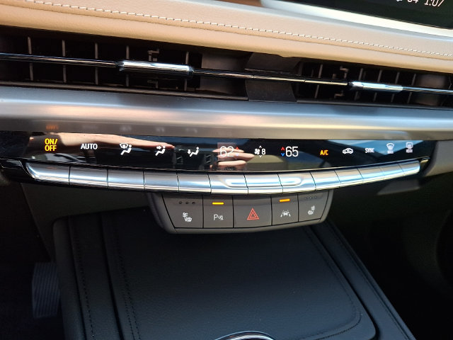 Used 2024 Cadillac XT4 Luxury w/ Cold Weather Package AWD/4WD image 19