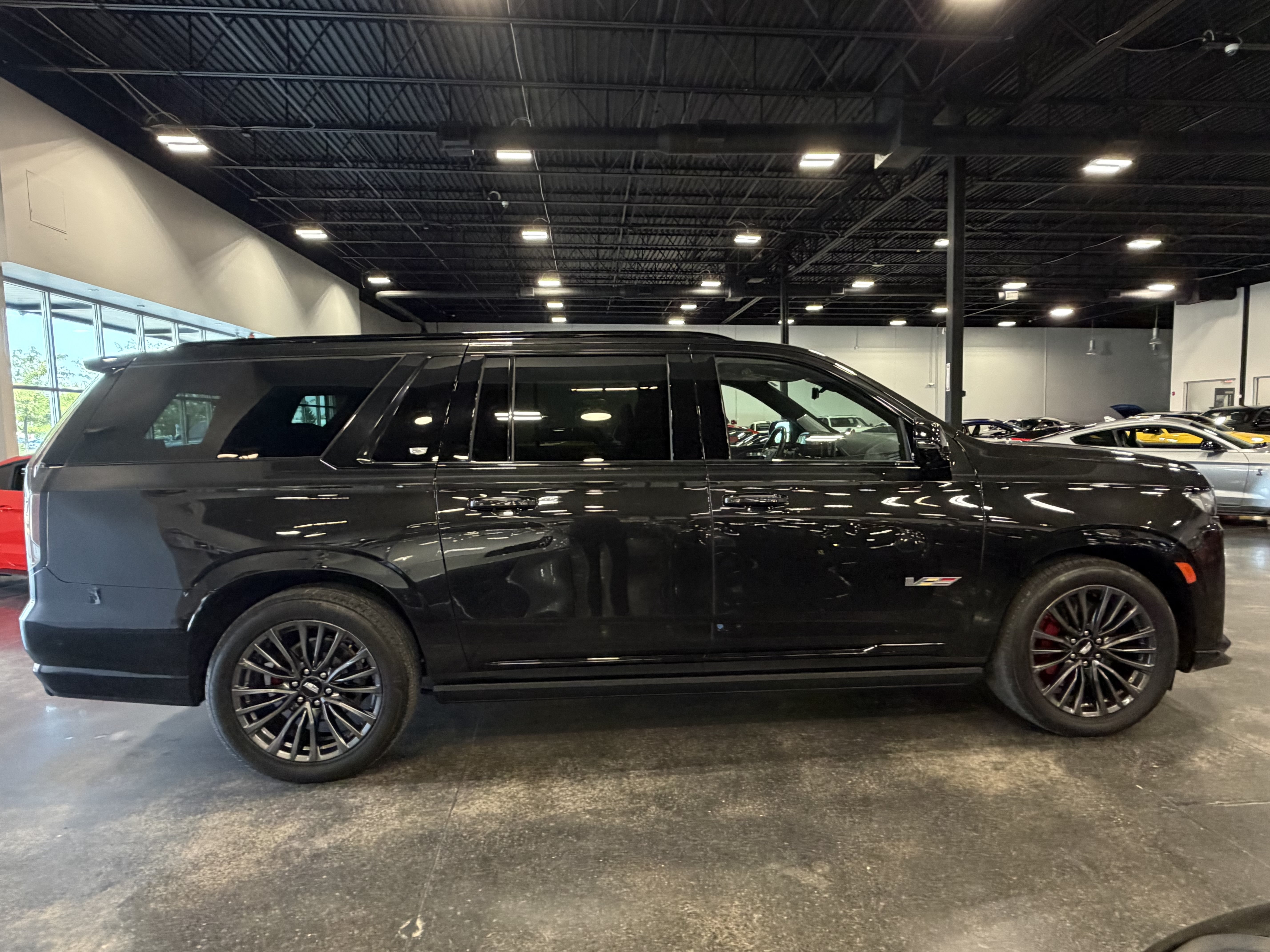 Used 2024 Cadillac Escalade ESV V AWD/4WD image 2