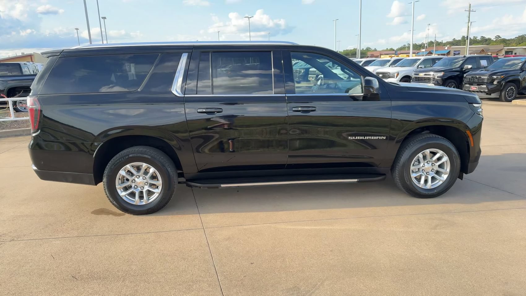 Used 2025 Chevrolet Suburban LT AWD/4WD image 2