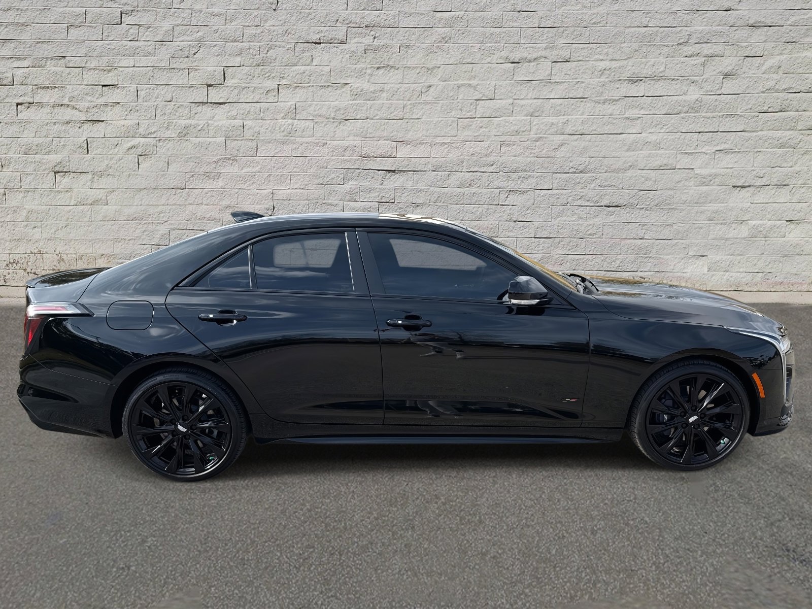 Used 2025 Cadillac CT4 V w/ LPO, ONYX Package image 4