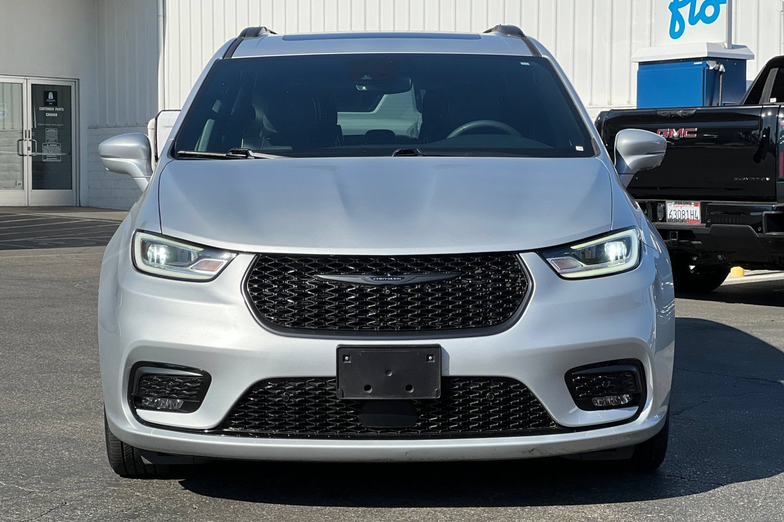 Used 2022 Chrysler Pacifica Limited w/ Uconnect Theater Family Group FWD image 9