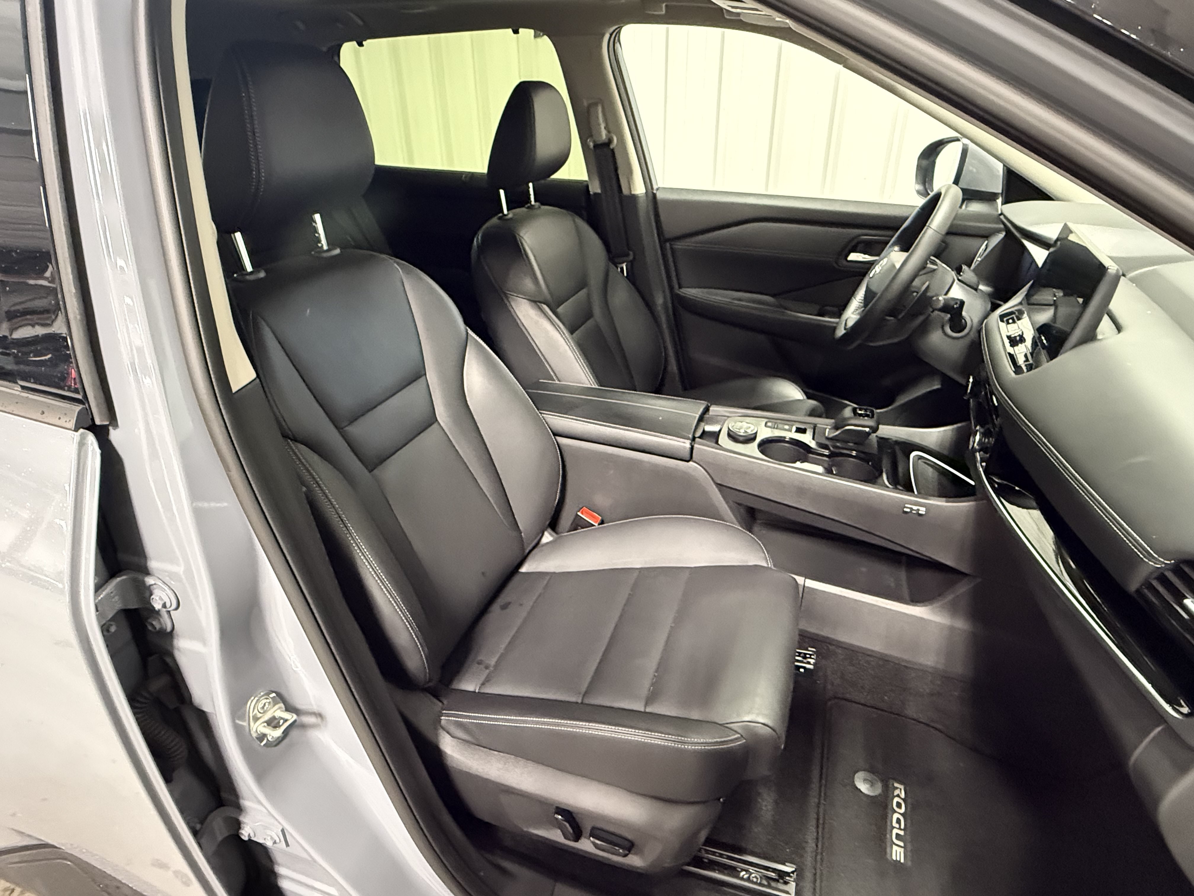 Used 2025 Nissan Rogue SL w/ Tech Package AWD/4WD image 11