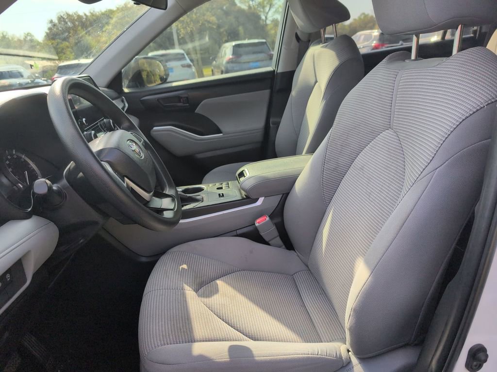 Used 2023 Toyota Highlander L image 13