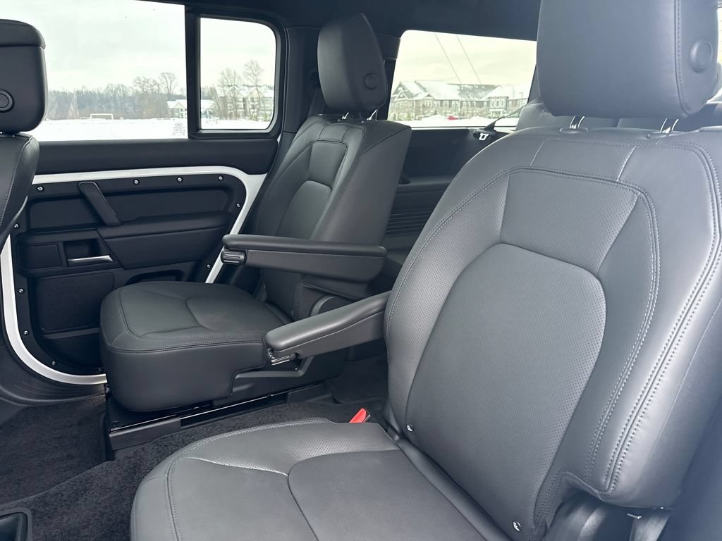 Used 2025 Land Rover Defender 130 X-Dynamic SE AWD/4WD image 12