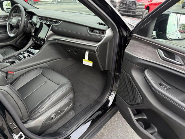 New 2025 Jeep Grand Cherokee Limited w/ Black Appearance Package image 17