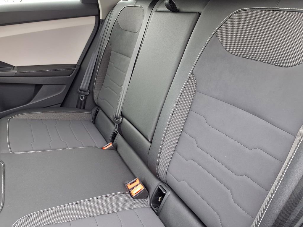 Used 2025 Volkswagen Taos SE AWD/4WD image 7