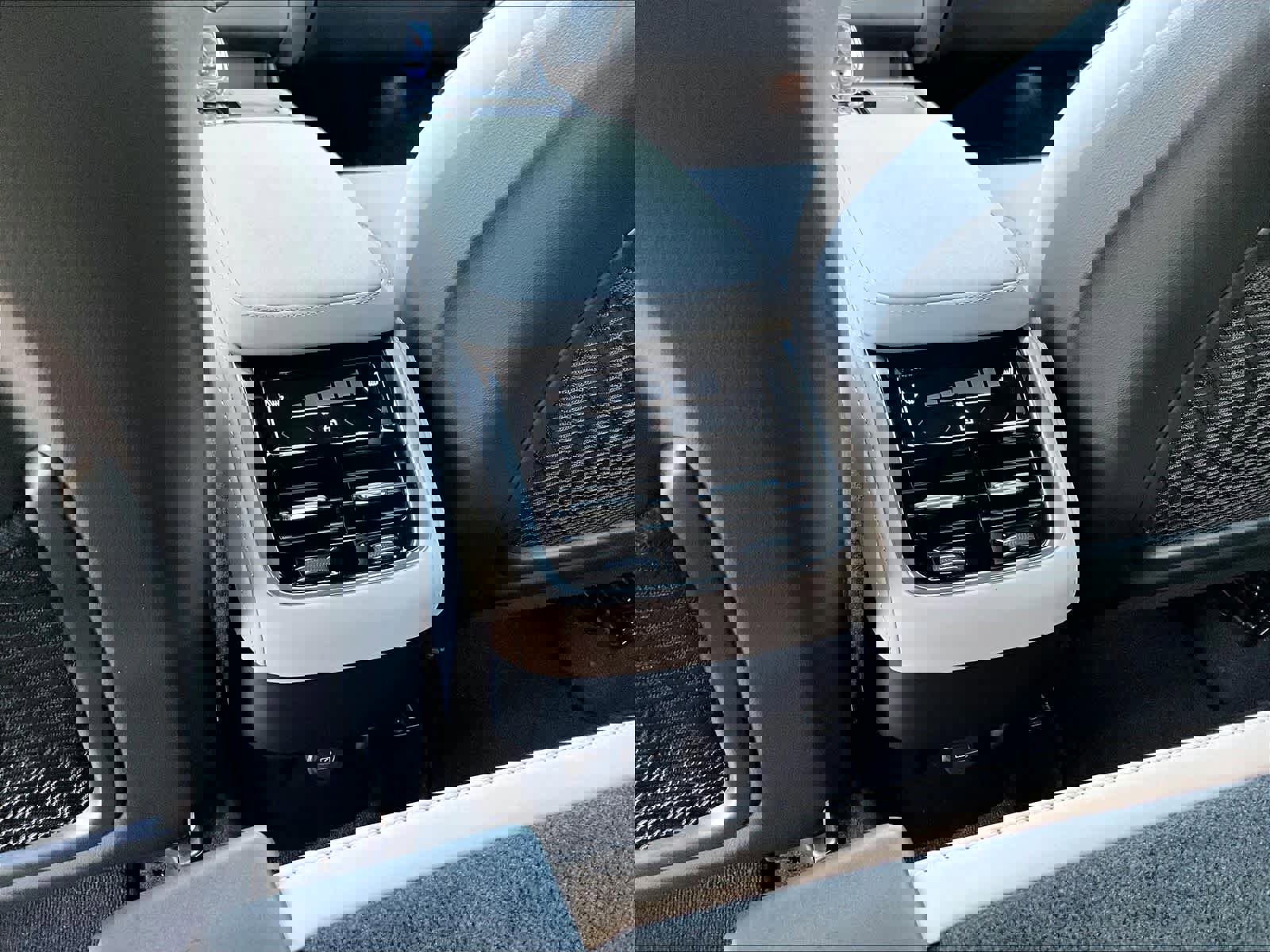 Used 2026 Volvo XC90 B5 Plus image 38