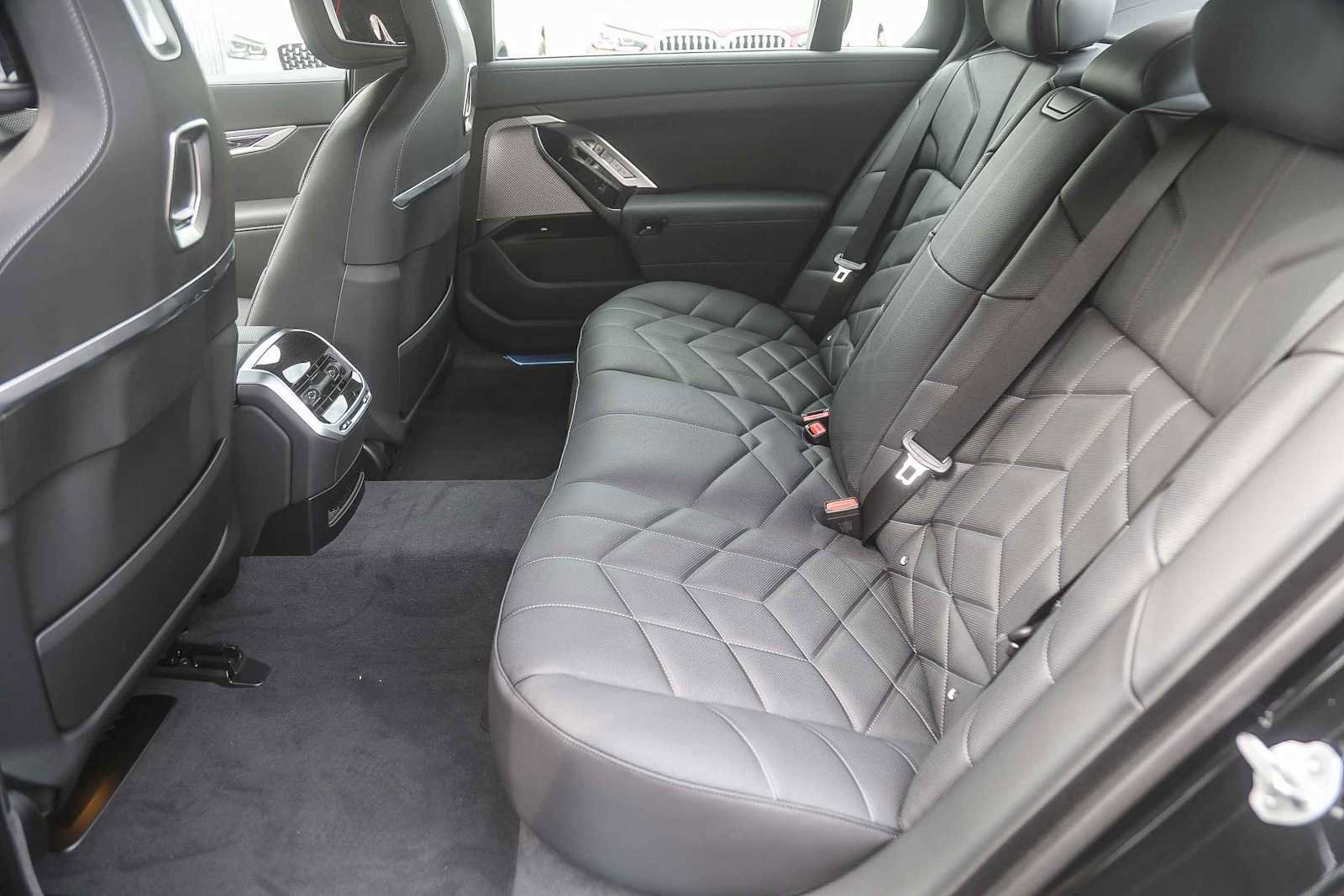 Used 2025 BMW 750e xDrive image 15