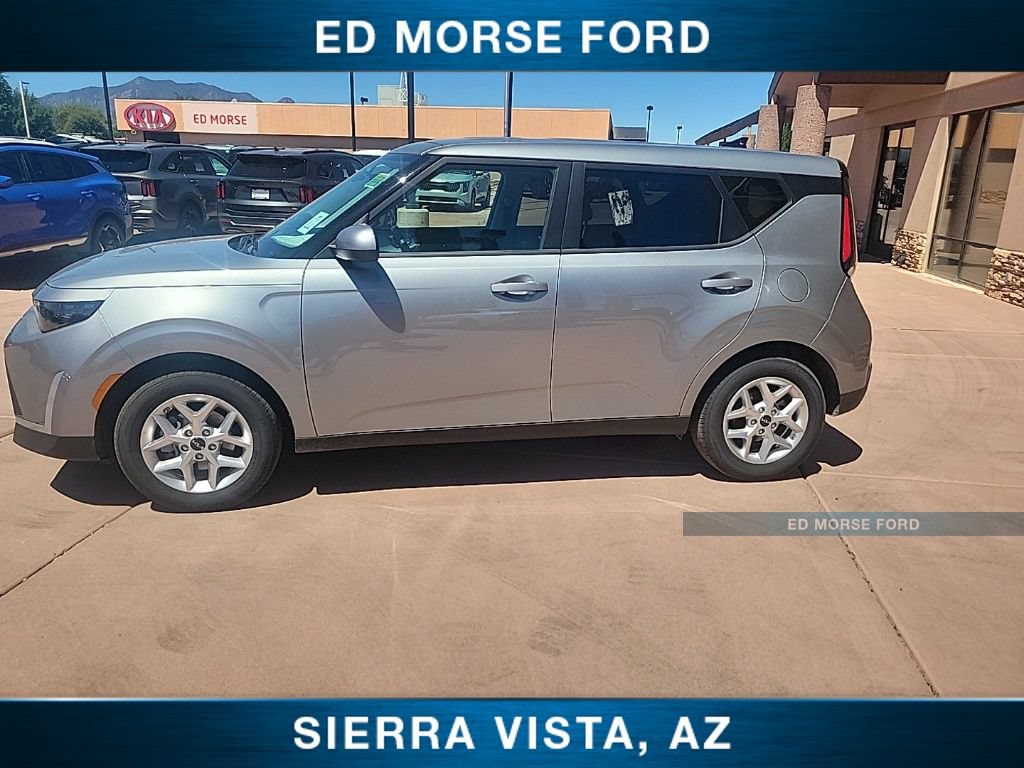 Certified 2025 Kia Soul LX FWD image 3