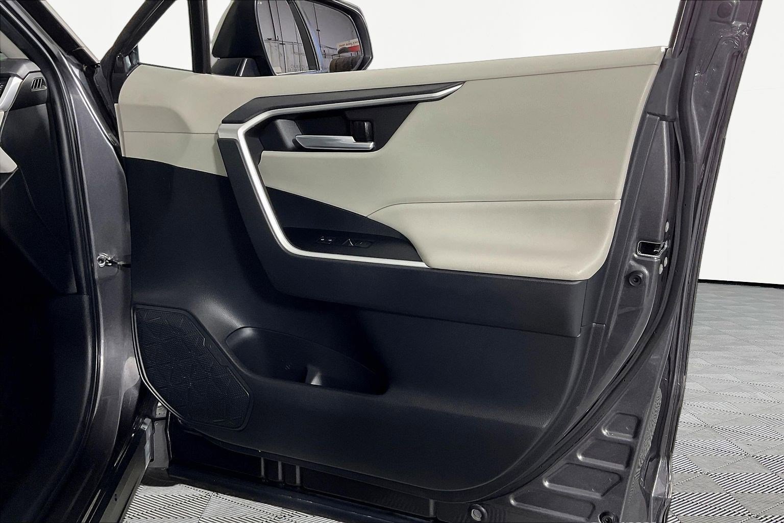 Used 2022 Toyota RAV4 XLE w/ Convenience Package image 28