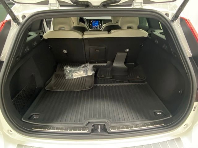 Used 2025 Volvo V60 B5 Cross Country Ultra AWD/4WD image 9