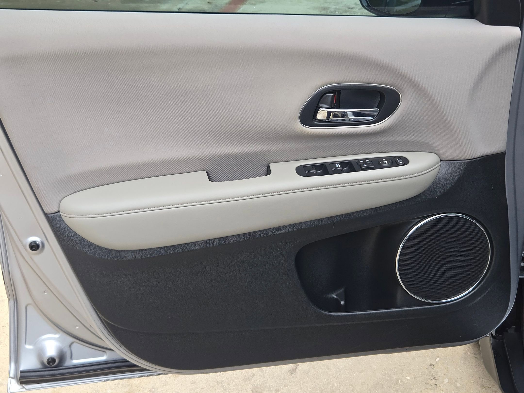 Used 2018 Honda HR-V EX image 12