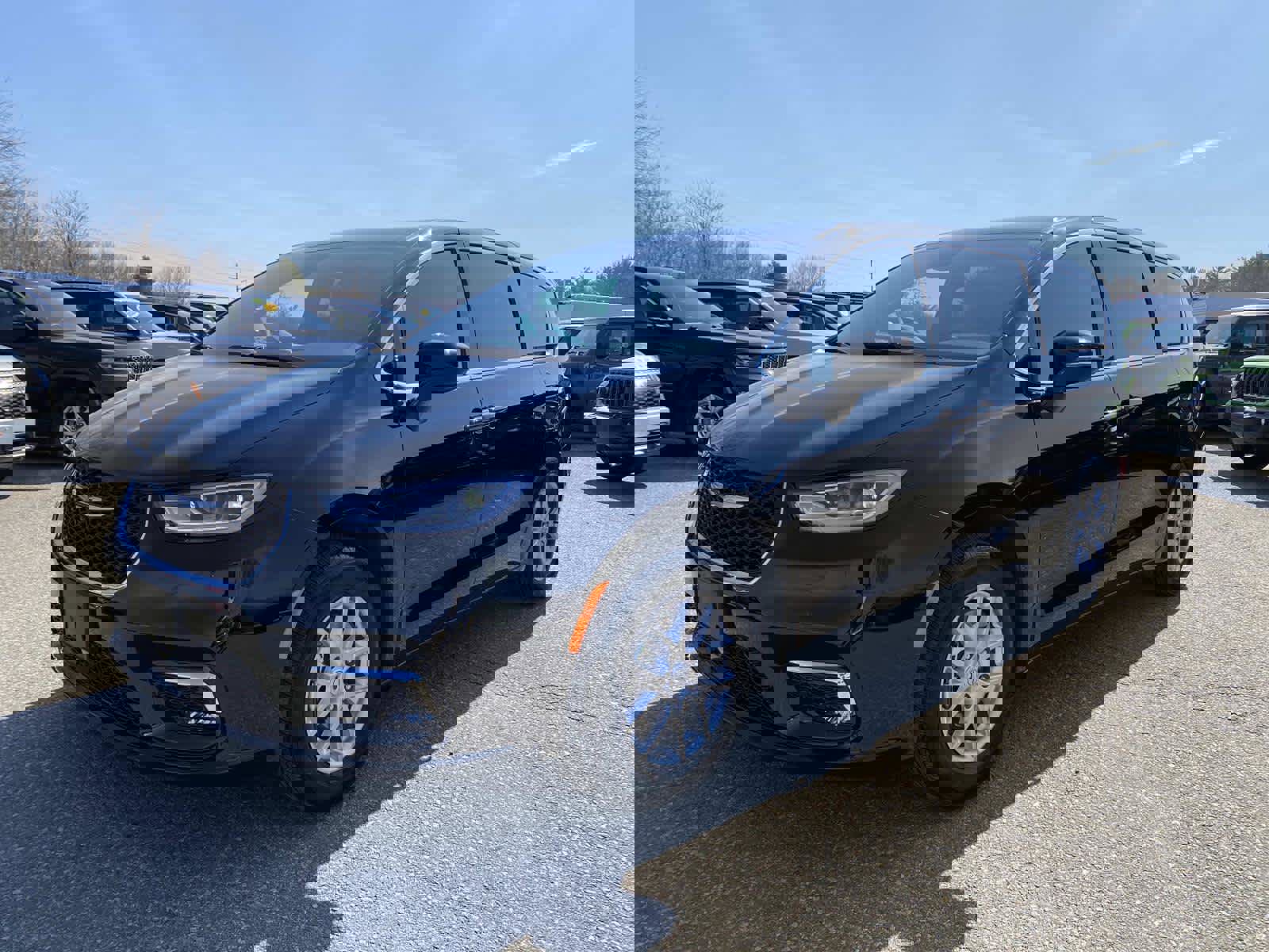 Used 2025 Chrysler Pacifica Select image 8