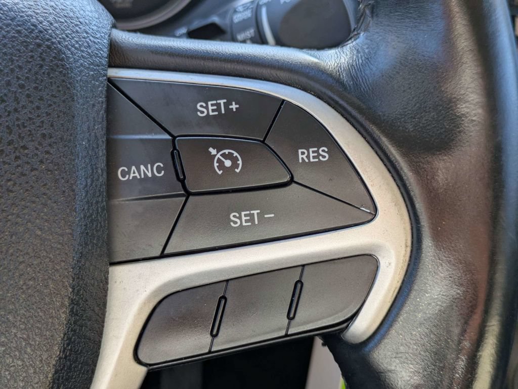 Used 2015 Jeep Cherokee Latitude FWD image 25