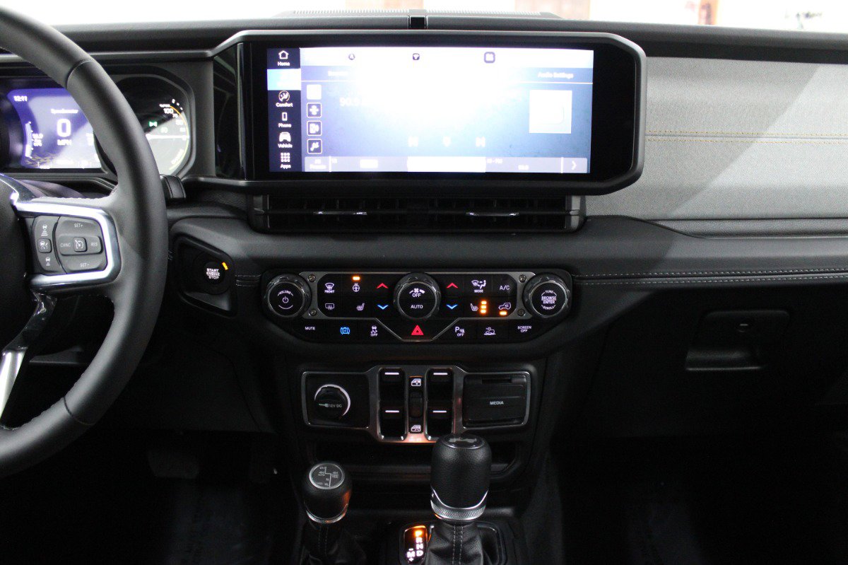 Used 2025 Jeep Wrangler Unlimited Sahara w/ Safety Group image 21