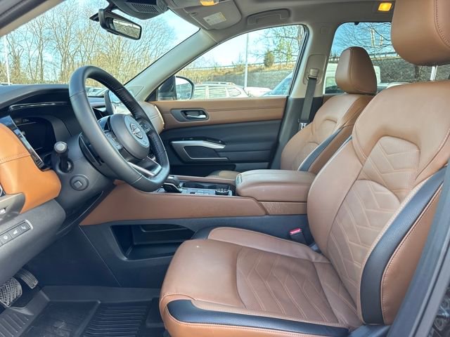 Used 2025 Nissan Pathfinder Platinum w/ Black Appearance Package image 13