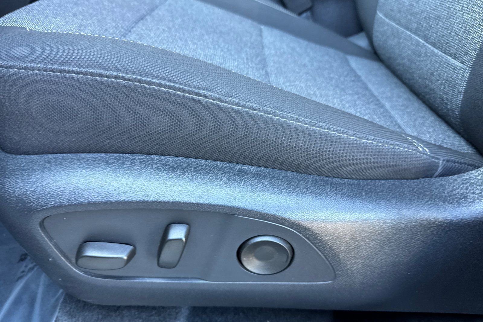 Used 2025 GMC Acadia Elevation image 12