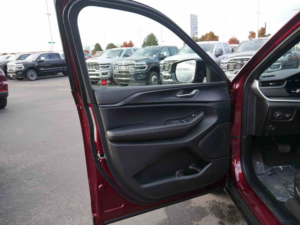 New 2025 Jeep Grand Cherokee Altitude image 25