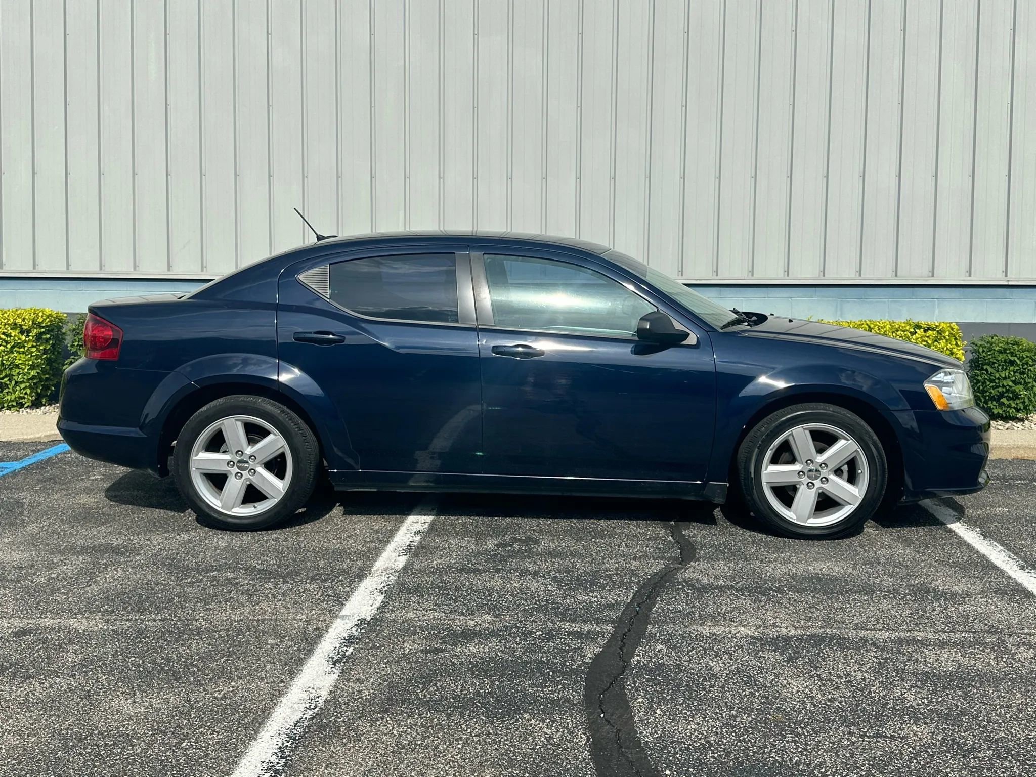 Used 2013 Dodge Avenger SE FWD image 2