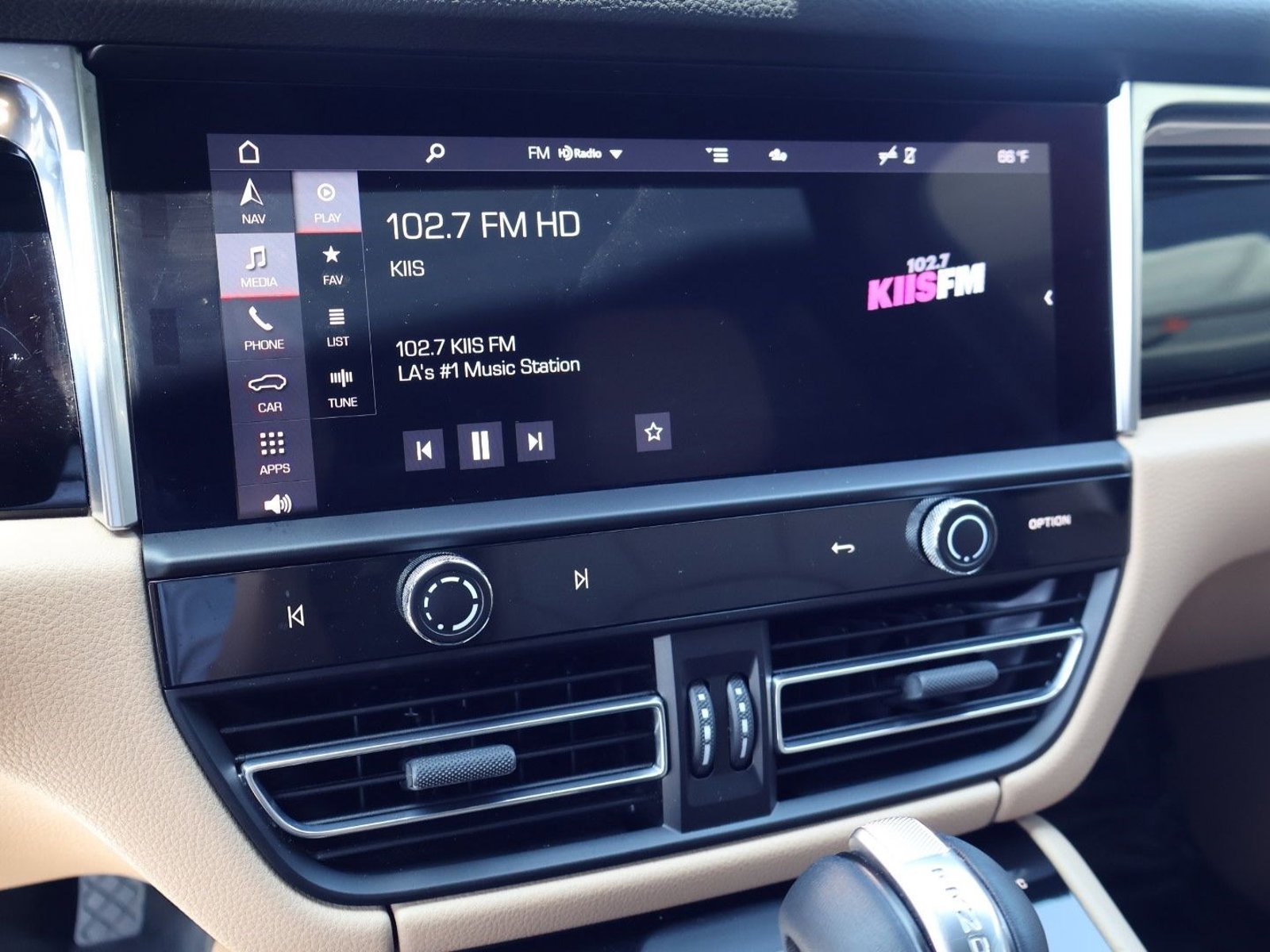 Certified 2022 Porsche Macan AWD/4WD image 17