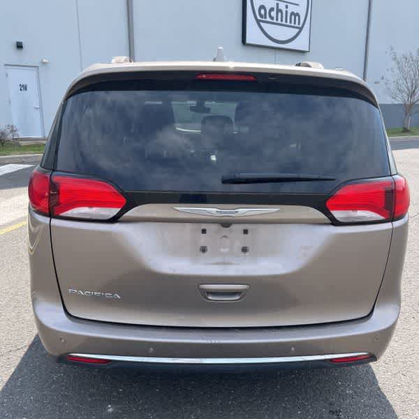Used 2017 Chrysler Pacifica Touring-L Plus image 4