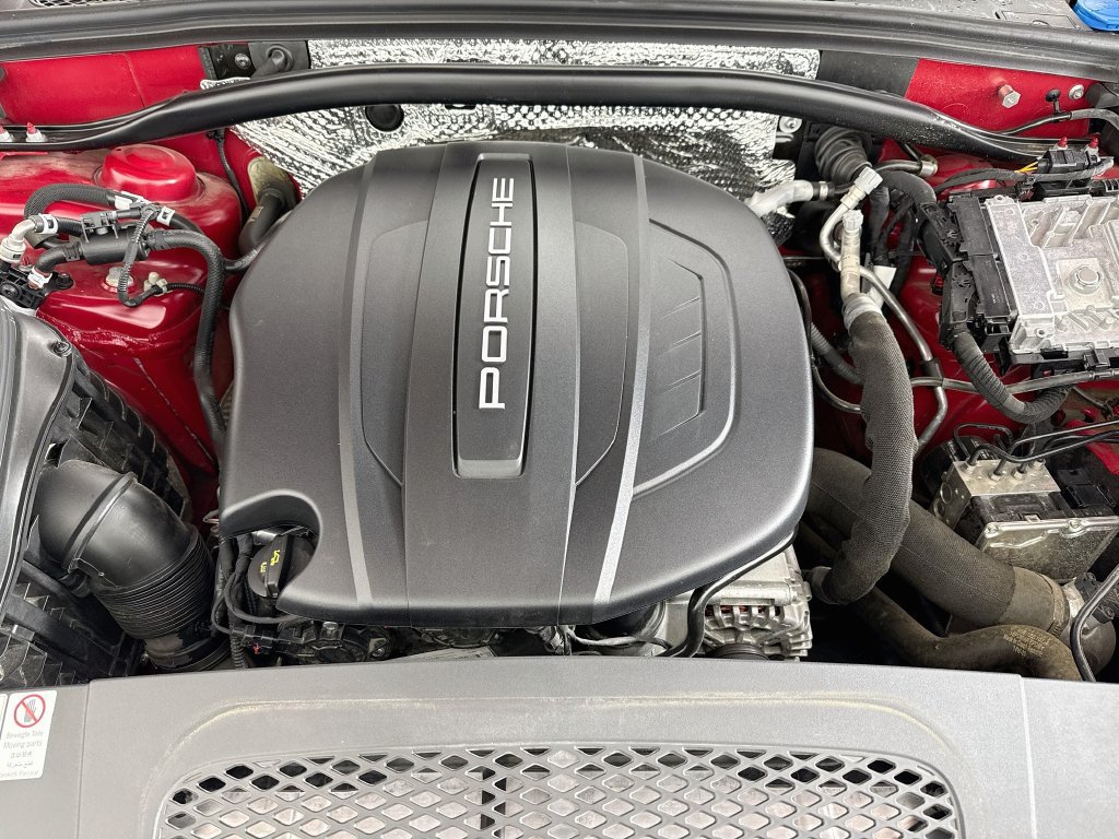 Certified 2020 Porsche Macan AWD/4WD image 32