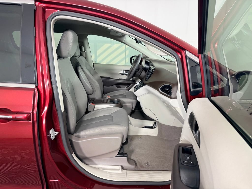 Used 2018 Chrysler Pacifica Touring Plus FWD image 32